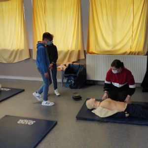 Démonstration de massage cardiaque
